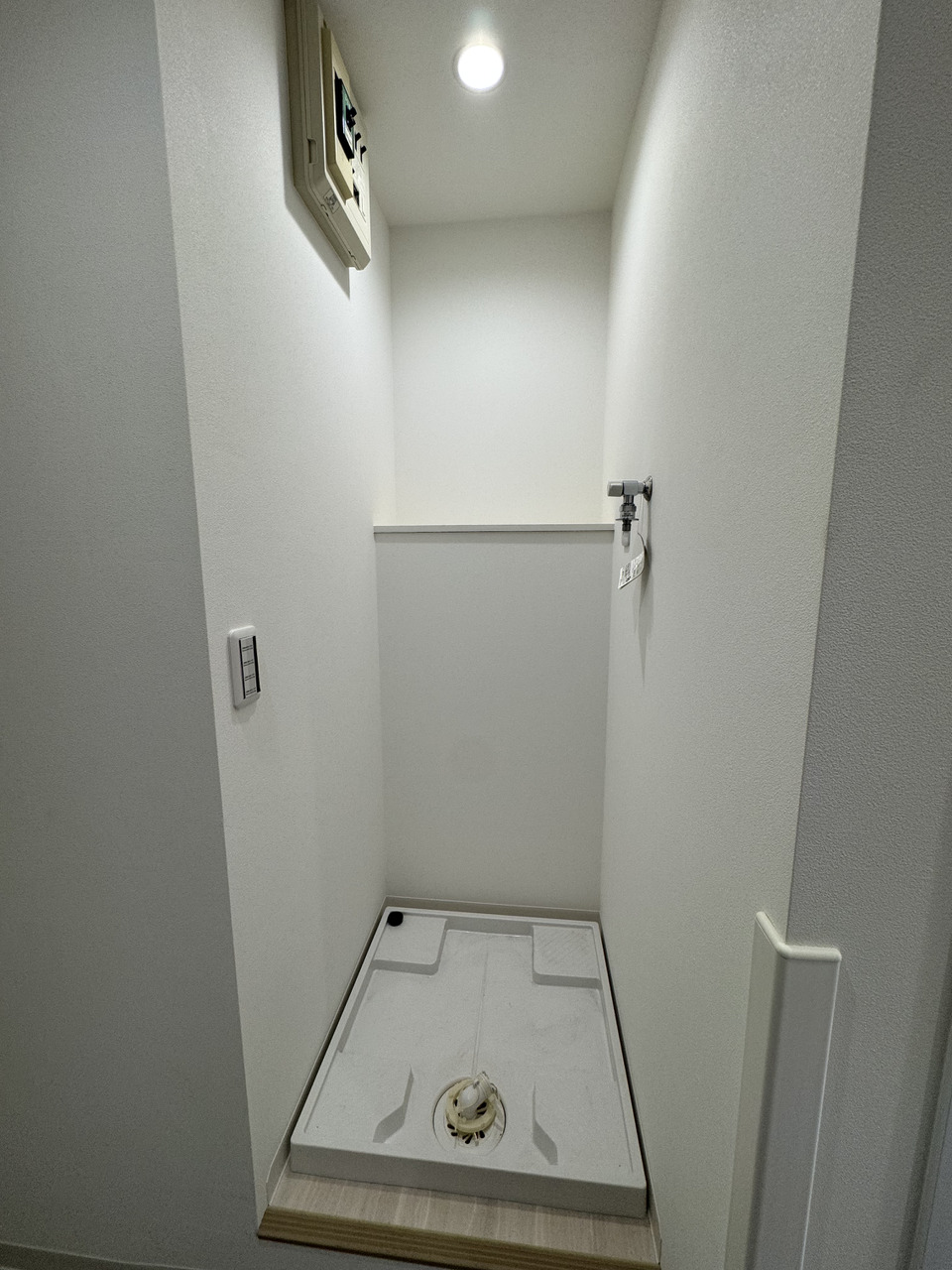 【洗濯機置き場】洗濯機用防水パンが設置されています。設置可能な洗濯機のサイズ等は現地でお確かめください。