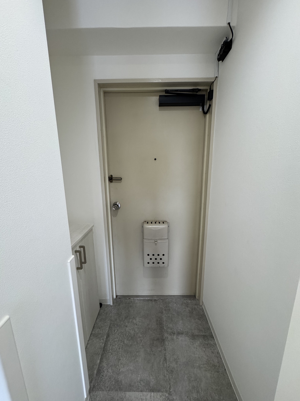 【玄関】玄関を入ってすぐ右側にシューズボックスが設けられていますので、きれいな状態をキープしやすいです。