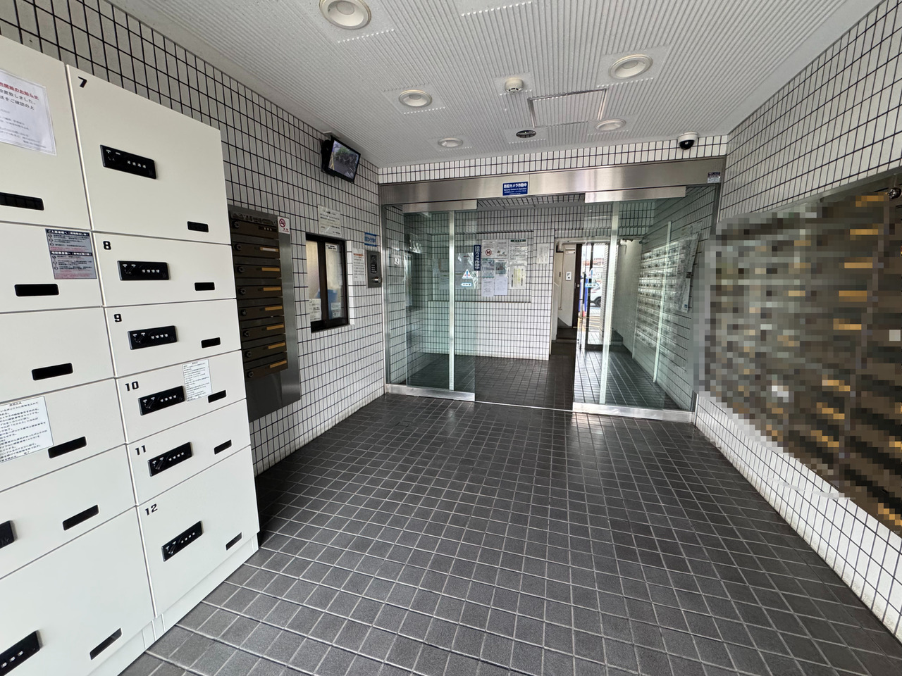 【エントランス】共用部に宅配ボックスが設けられているため、在宅・不在に関わらず、荷物の受け取りが可能です。