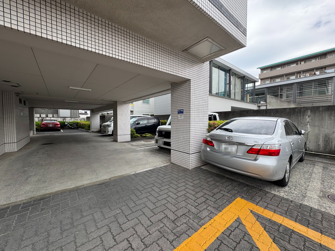【駐車場】マンション敷地内に駐車場が用意されています。ご利用には別途費用が掛かります。空き状況等詳細は、お問い合わせください。