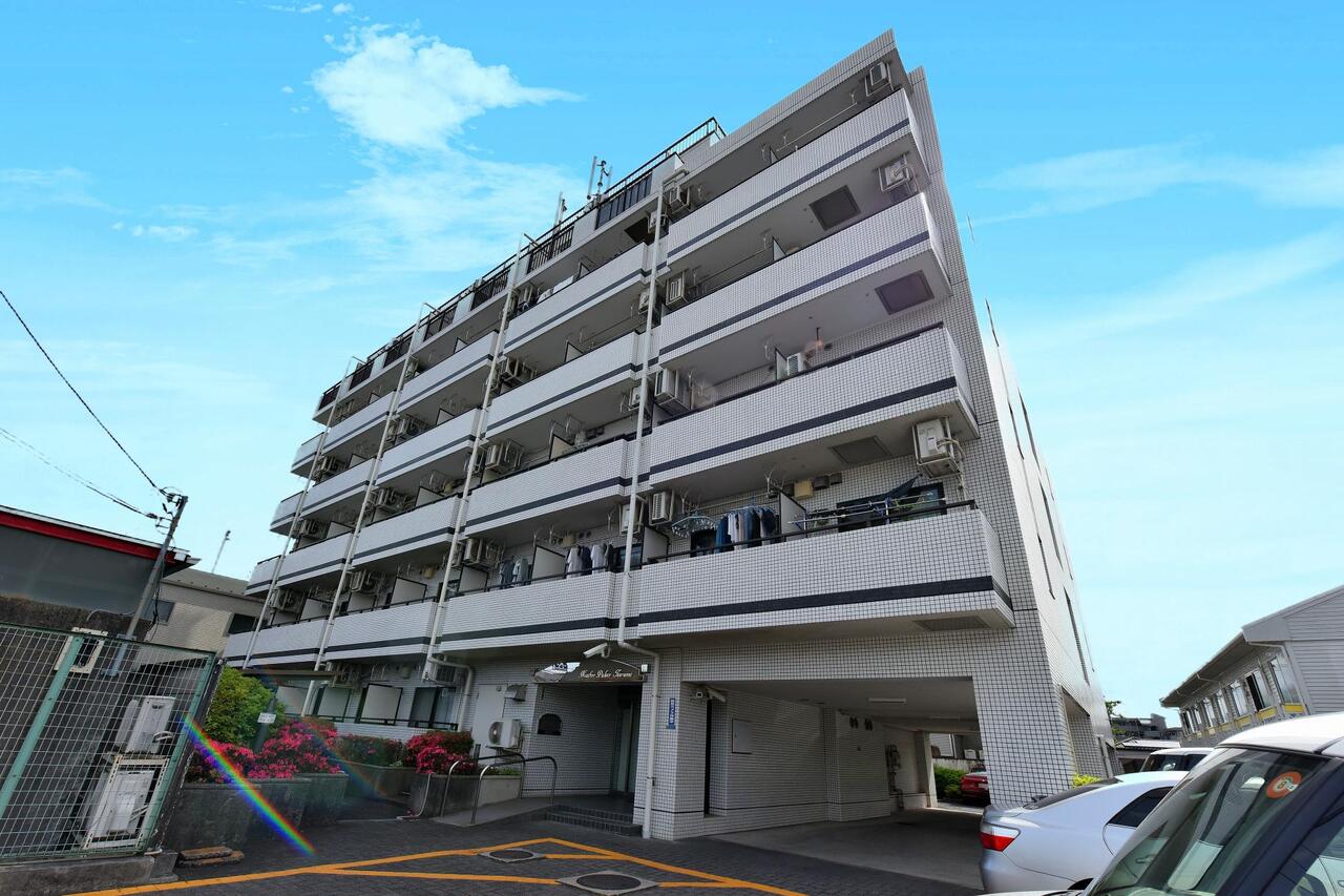 【現地外観写真】スーパーまで徒歩5分、コンビニまで徒歩2分。日頃のお買い物に利用しやすい施設が身近に揃っています。