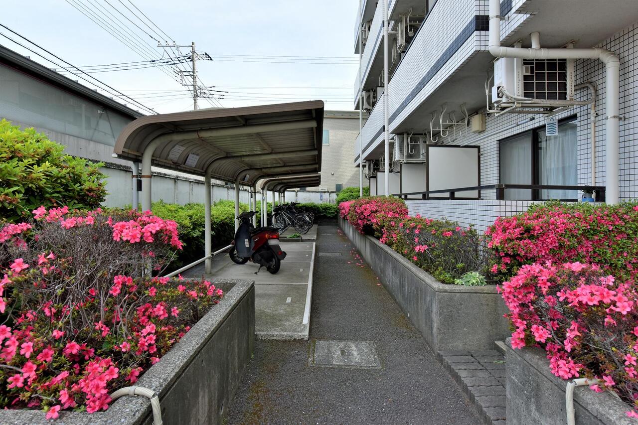 【バイク置き場・駐輪場】綺麗に整頓されています。雨風や汚れが気になりにくい屋根付きです。