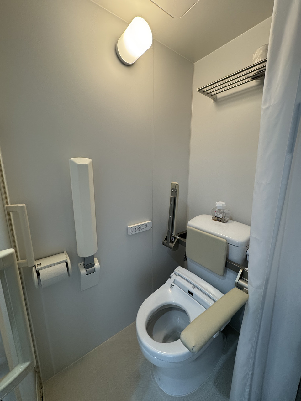 【トイレ】温水洗浄便座付きのトイレです。年間を通して、快適に使うことができます。棚付きなので、トイレットペーパーや掃除用品などを整頓できます。