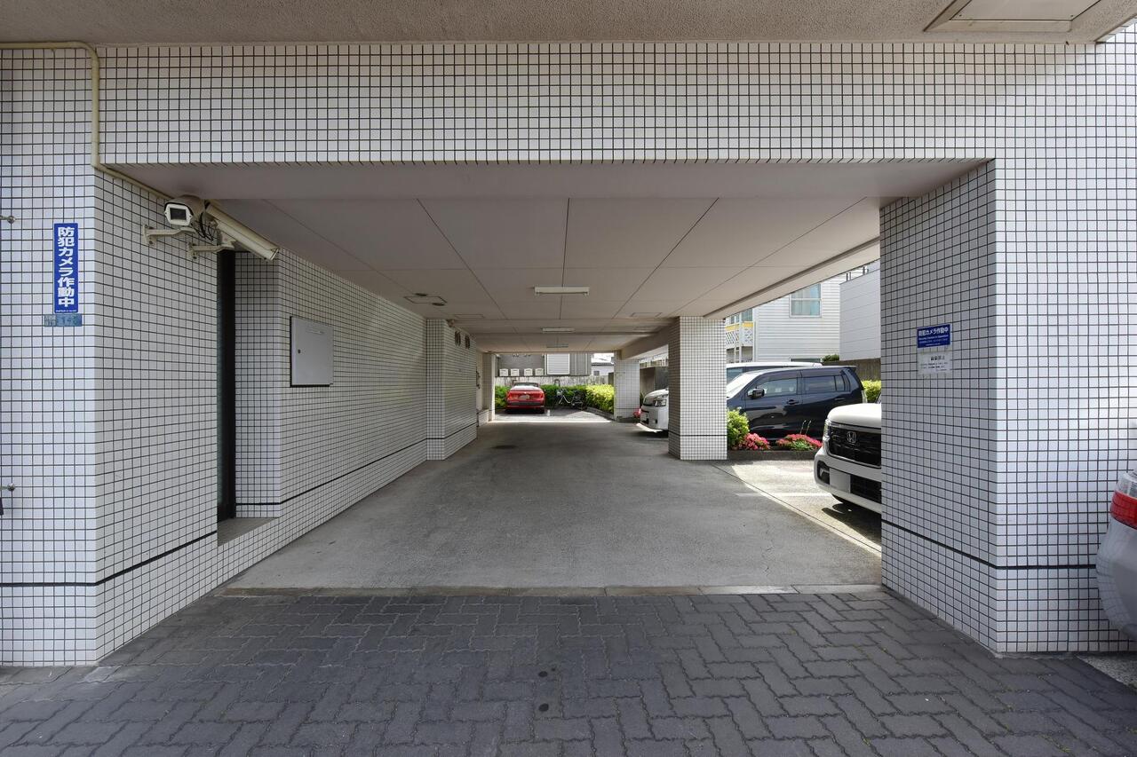 【駐車場】マンション敷地内に駐車場が用意されています。ご利用には別途費用が掛かります。空き状況等詳細は、お問い合わせください。