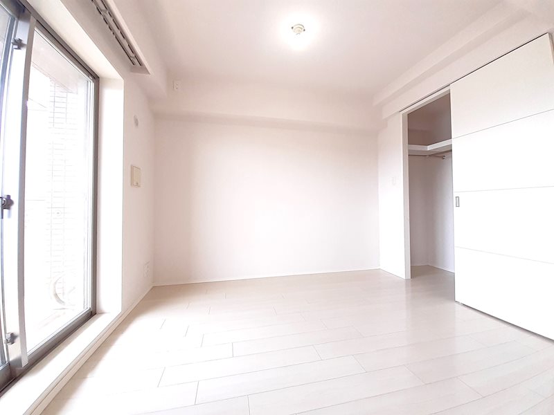 バルコニーに面した明るいお部屋です。