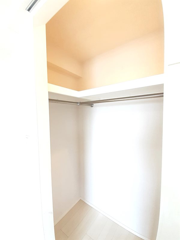 たっぷりの収納力を備えたウォークインクローゼット。
