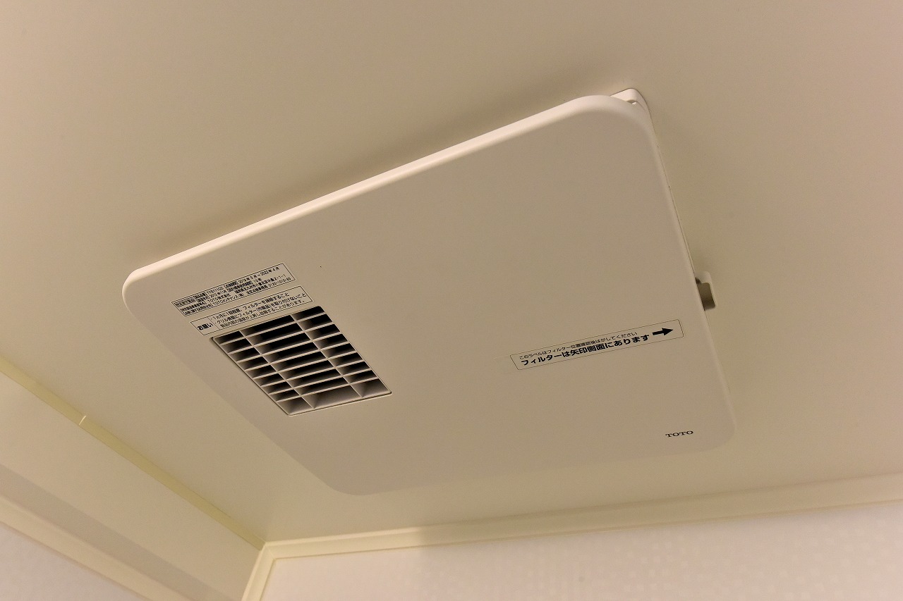 【浴室】浴室乾燥機が搭載されていますので、天候や時間帯に関係なく洗濯物が気持ちよく乾かせます。