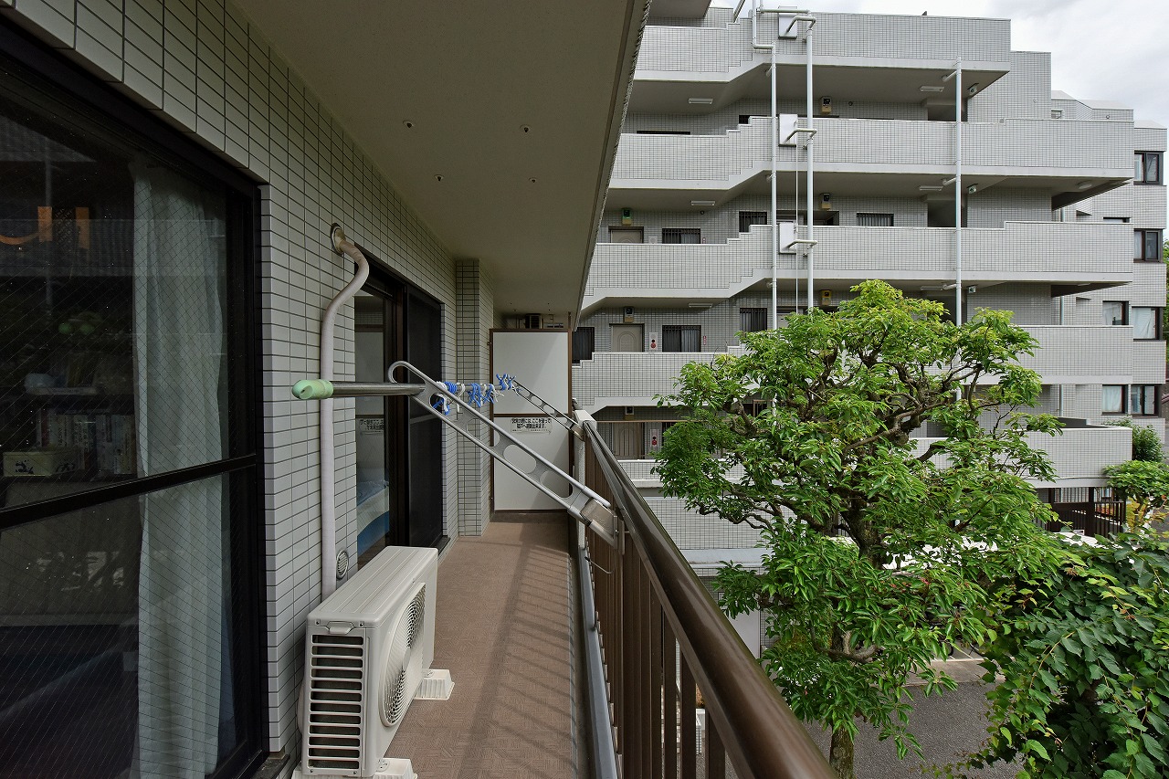 【バルコニー】全ての居室からバルコニーに出ることができます。物干し金物付きです。