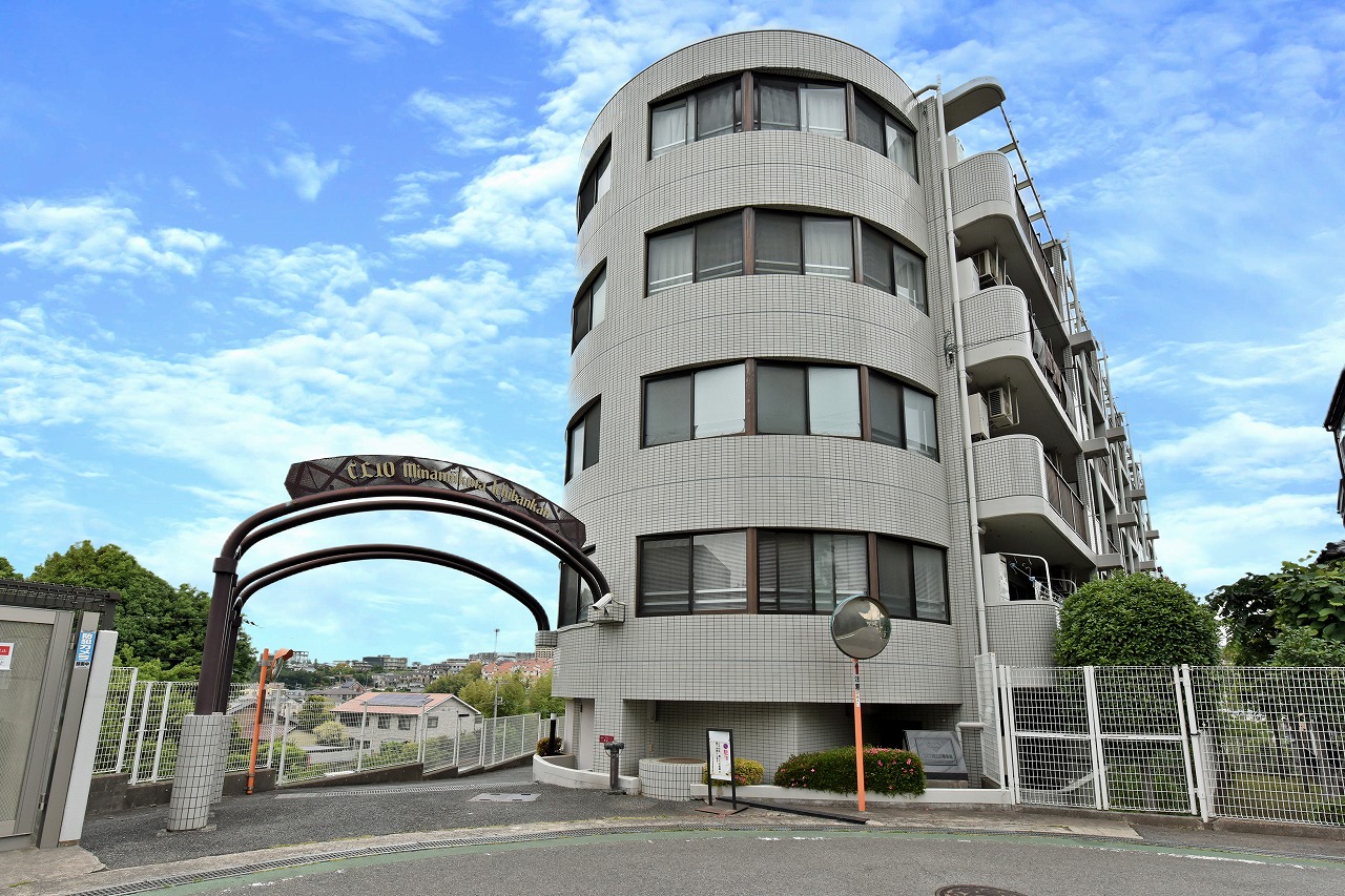 【現地外観写真】小中学校が徒歩10分圏内に位置しています。9年間毎日通うのに、負担が少ない距離です。
