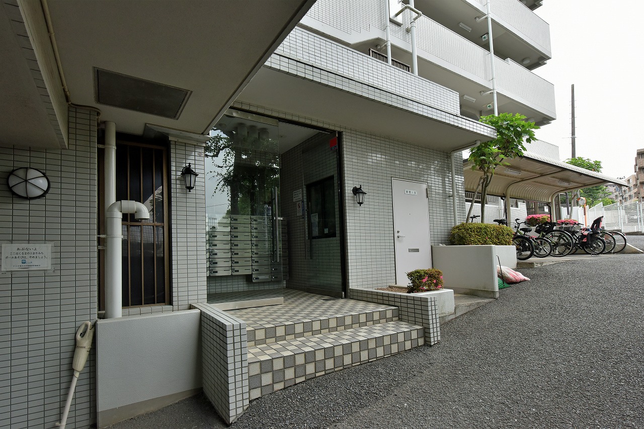 【エントランス】マンション入口付近には屋根が備わり、傘をさして帰ってきた際、慌てずに傘を閉じることができます。