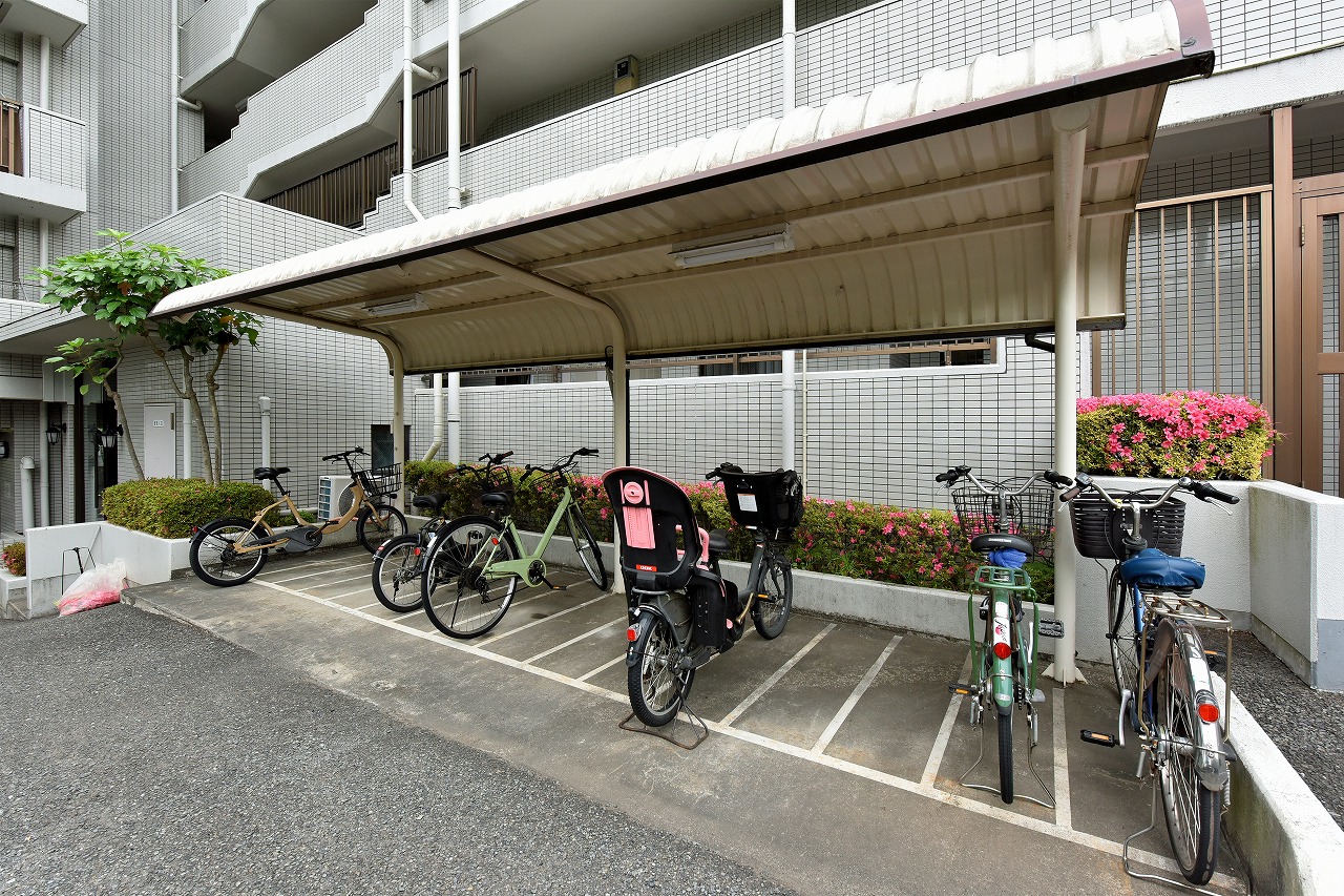 【駐輪場】敷地内の大きな屋根で覆われた駐輪場です。雨に濡れにくい構造です。利用料金等はお問い合わせください。