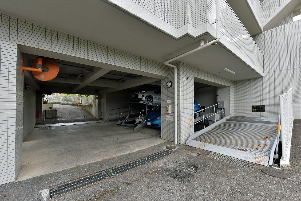 【駐車場】敷地内に機械式駐車場が設置されています。利用料金や空き状況等、詳細はお問い合わせください。