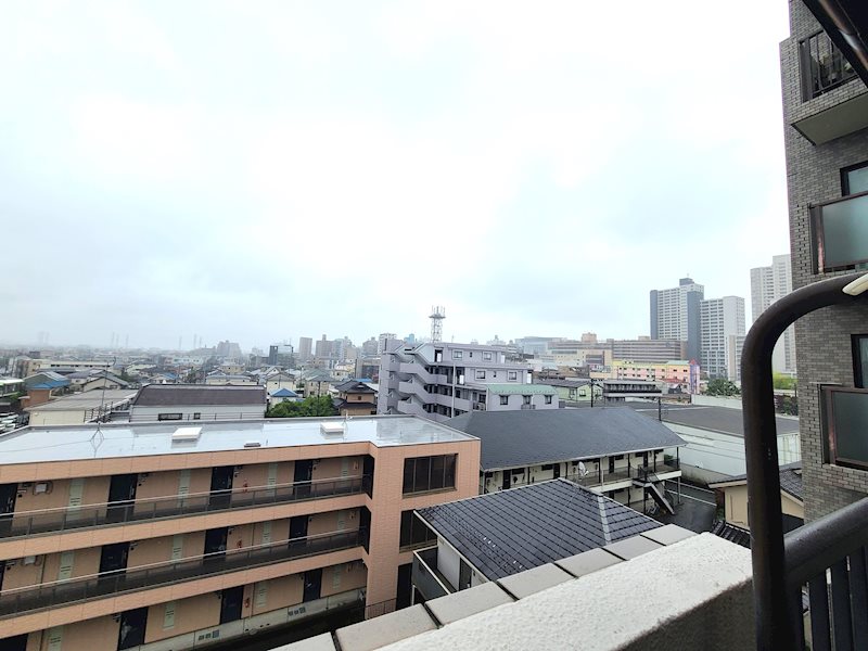 目の前を遮る高い建物がないため、お部屋の奥まで爽やかな風が通り抜けます。※バルコニーからの眺望・・・