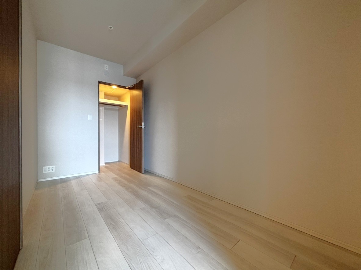 【洋室】約6帖と約4.5帖の2部屋があります。各洋室にはWICが備えられています。洋服や季節家電もすっきり収納できそうです。