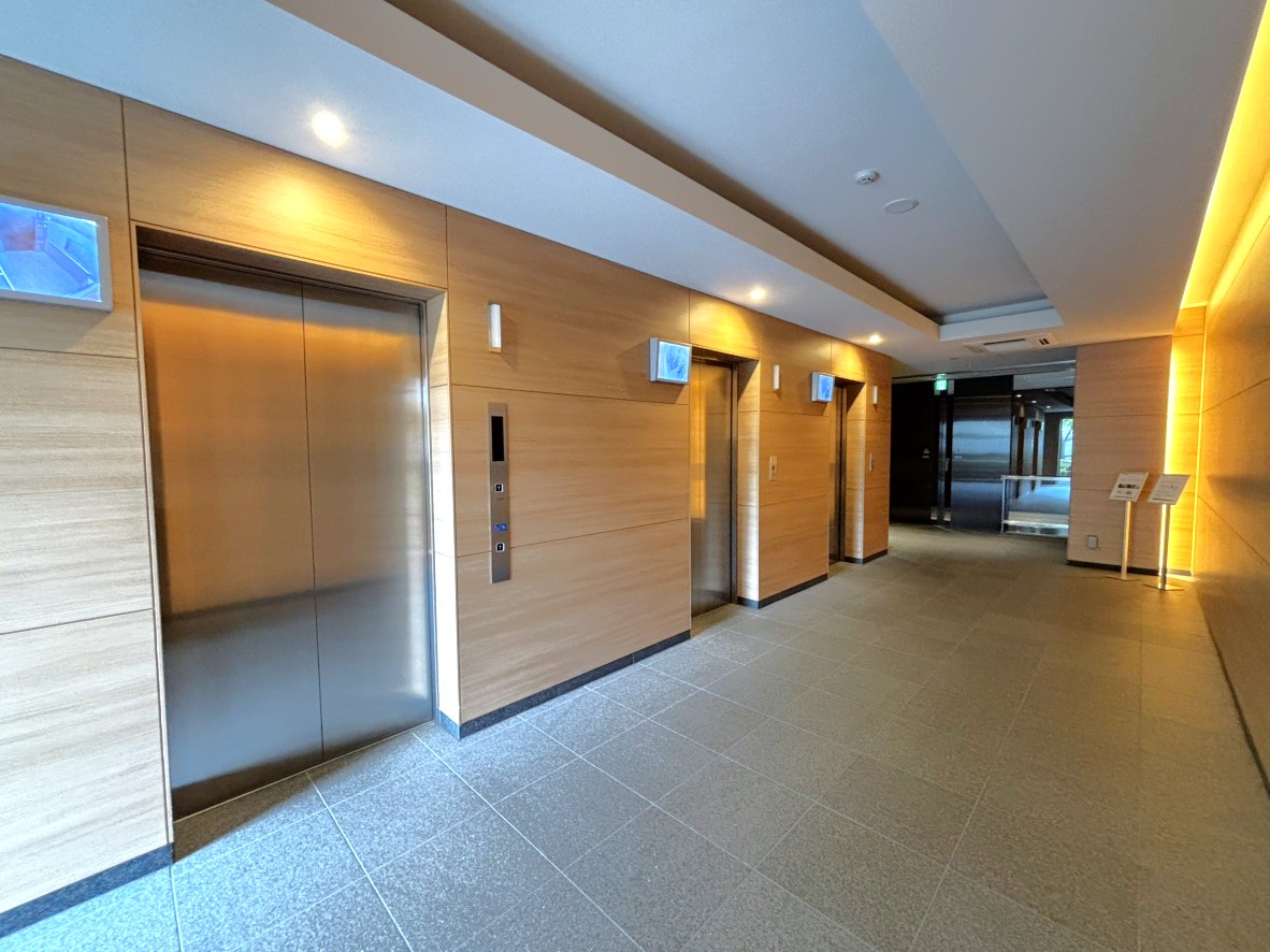 【ロビー】マンションには複数台のエレベーターがあるので、待ち時間少なく移動が可能です。重い荷物を持っている際やベビーカー利用時もスムーズに移動できます。
