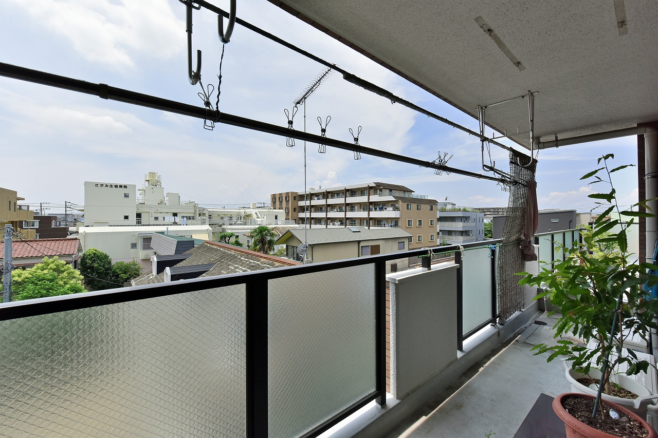 【バルコニー】南西向きのため、陽光がたっぷり降り注ぎます。物干し金物が設置されています。天気の良い日には、洗濯物を気持ちよく乾かすことができそうです。