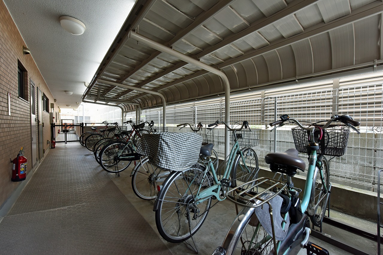 【駐輪場】敷地内に設けられた、屋根付き駐輪場です。サイクルラック付きです。最新の空き状況など、詳細はお問い合わせくださいませ。