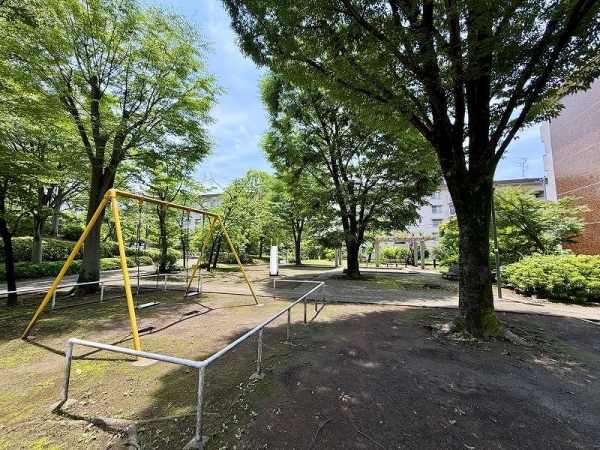敷地内に遊具のある公園がございます