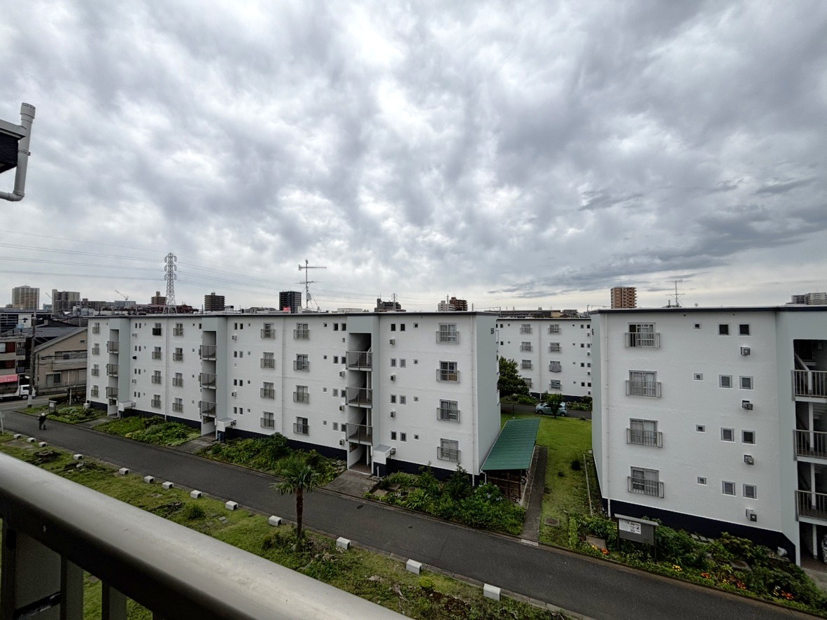 【眺望写真】バルコニー前方の建物とは距離が確保され、心地よい風が舞い込みます。自然光も差し込みやすく、洗濯物がよく乾きそうです。※眺望は将来にわたって保証するものではありません。