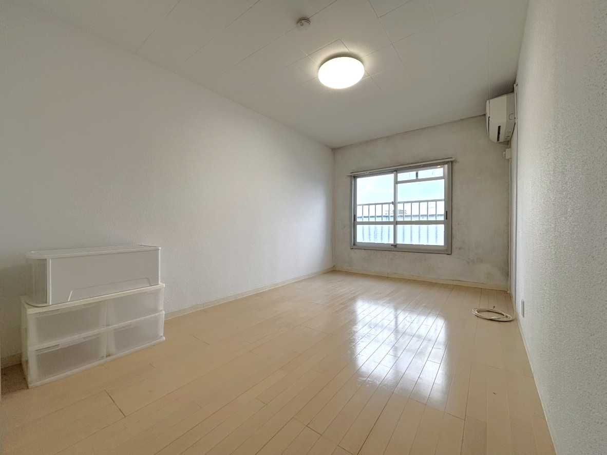 【洋室(南側)】やわらかな自然光が差し込む南向きの居室です。出っ張りが少なく、家具やインテリアを自由にレイアウトしやすい空間です。