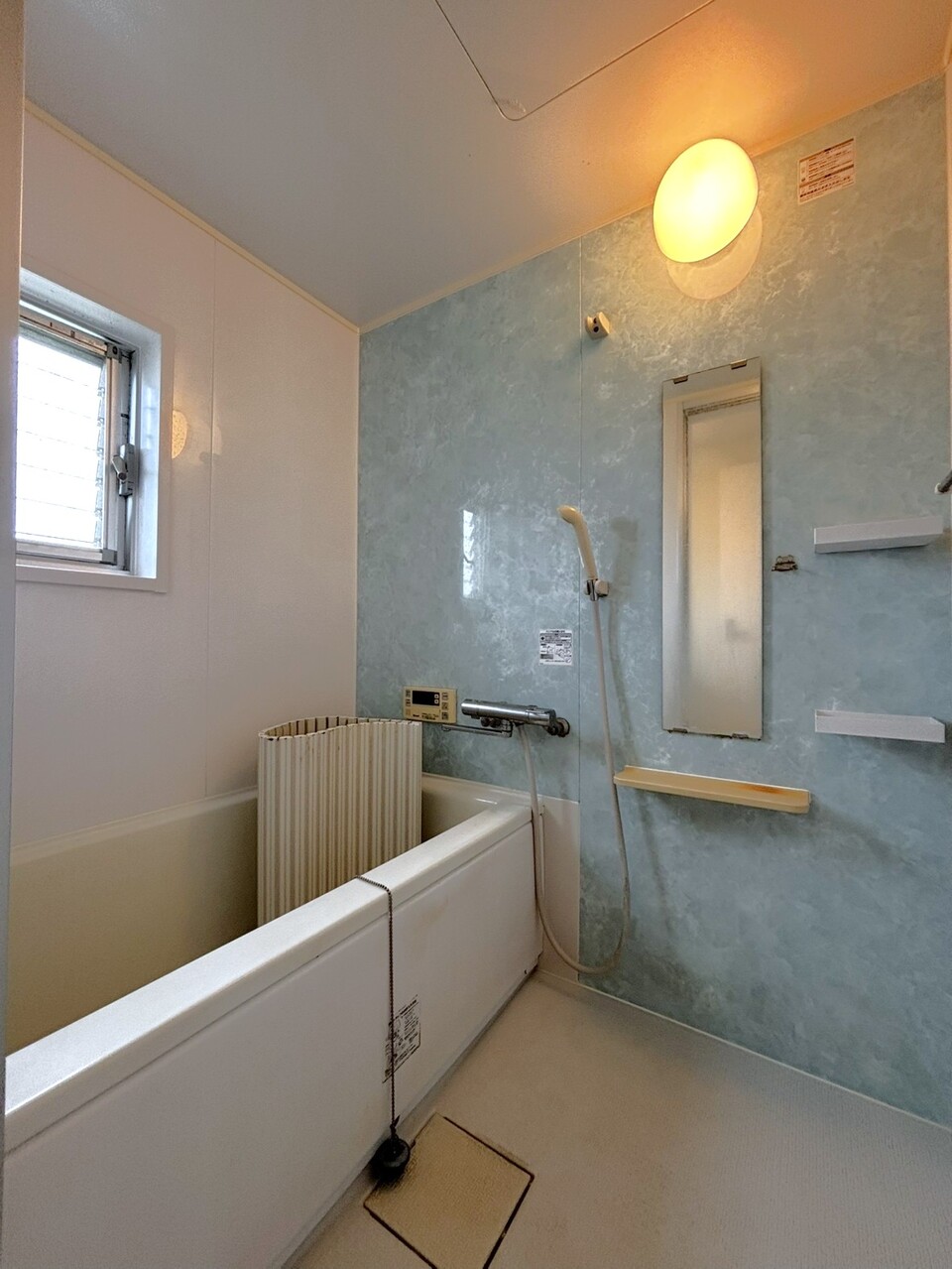 【浴室】艶のあるアクセントパネルが施された、癒しのバスルーム。洗面室やトイレはホール経由で利用可能。ご家族それぞれのプライバシーを守りやすい設計です。