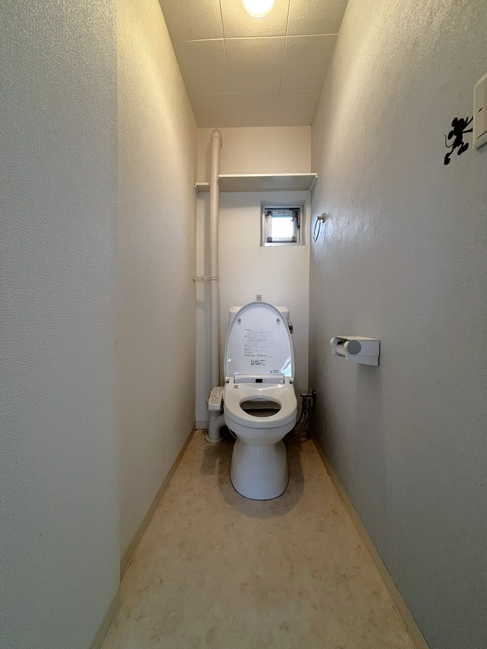 【トイレ】シンプルで清潔感のあるトイレ空間です。上部に棚が設置され、トイレットペーパーや掃除道具などを置くことできます。