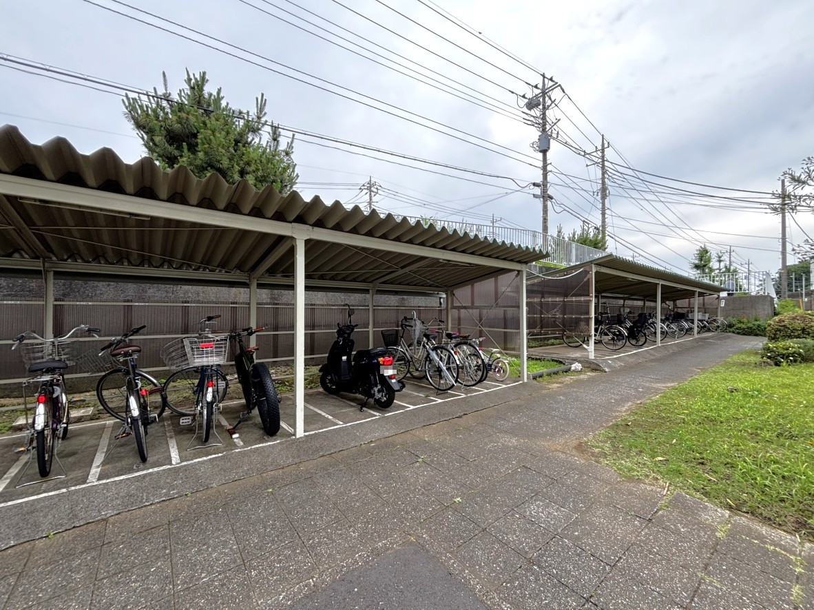 【バイク置き場/駐輪場】敷地内には屋根付きのバイク置き場と駐輪場が備わっています。管理形態は日勤なので、共用部は綺麗に保たれています。