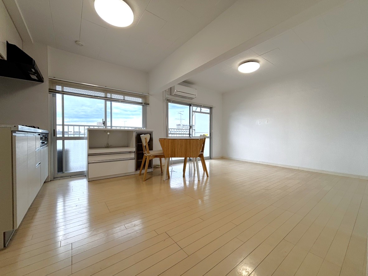 【LDK】採光やプライバシーを確保しやすい最上階の住まいです。ダイニングセットやソファなどの大型家具を設置してもゆとりがありそうです。