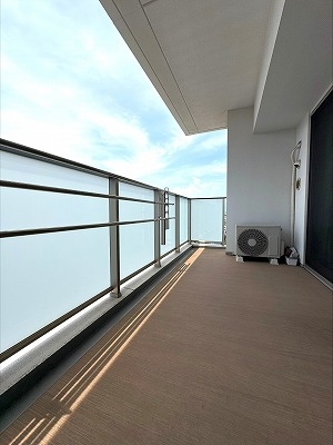 角部屋の為、独立性の高い奥行きのあるバルコニー