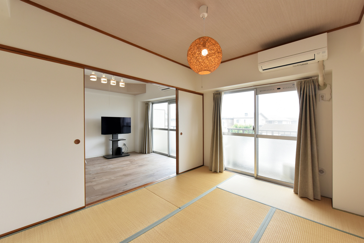 【和室(約6.0帖)】南東向きバルコニーに面した和室は、陽光が差し込む居心地の良い空間です。