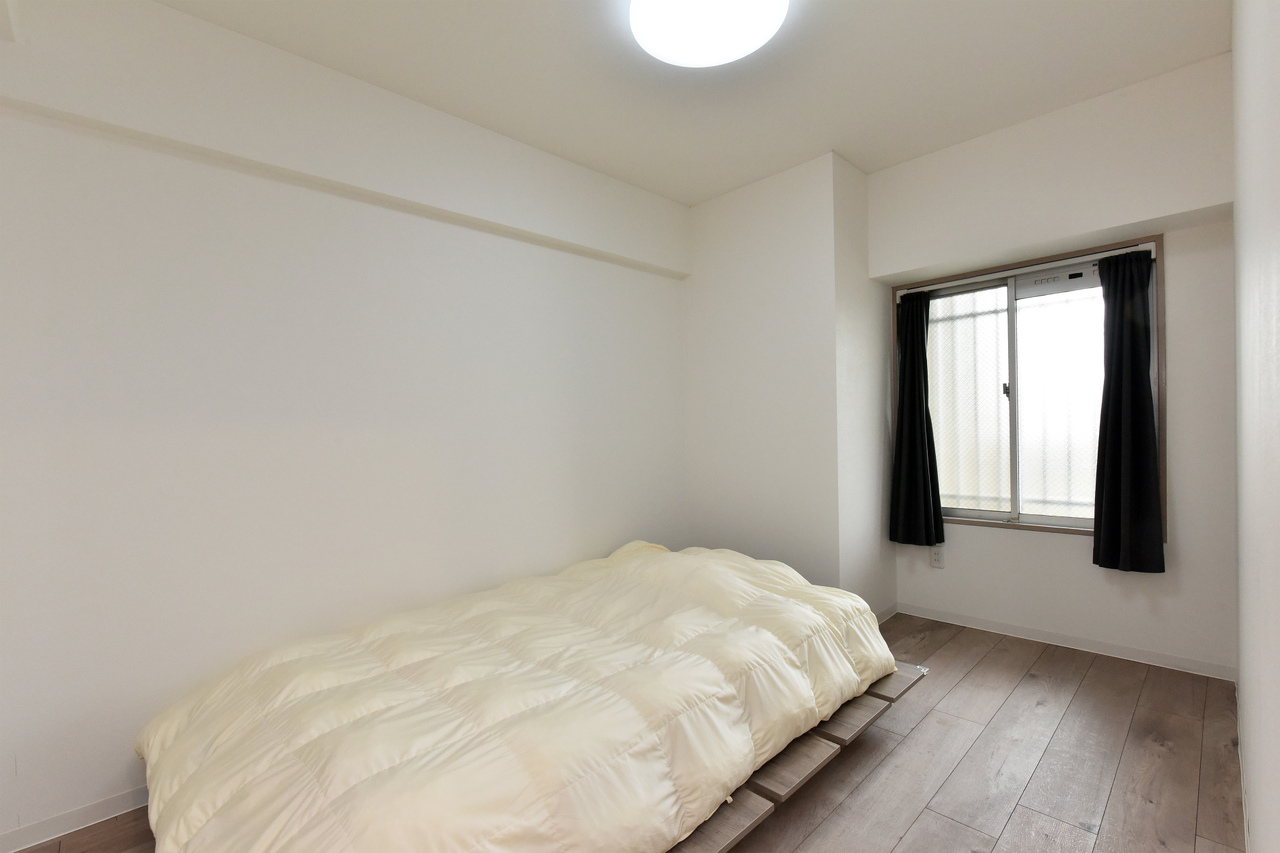 【洋室(約5.4帖)】採光部分は腰高窓なので、家具の配置がしやすく、壁面を活かしたレイアウトが可能です。