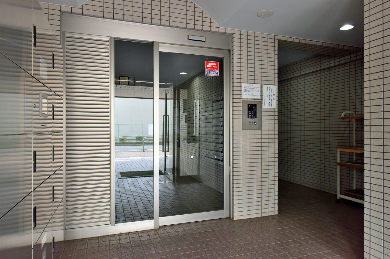 【エントランス】住民以外の人が侵入しにくいオートロックシステムが採用されています。