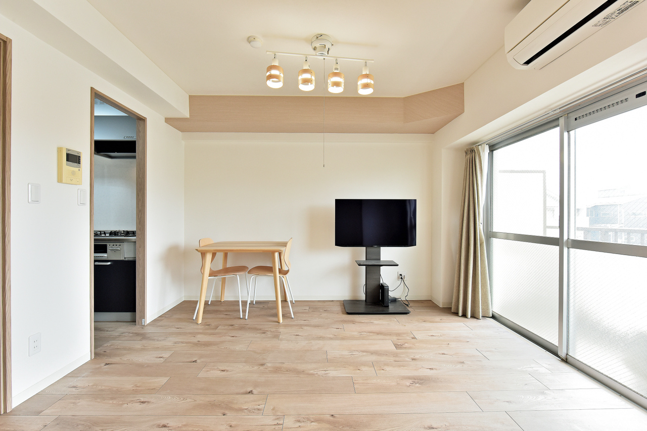 【LD(約6.5帖)】南東向きバルコニーに面し、大きな窓から心地よい陽光が差し込みます。ご家族が集まる空間が明るくなりそうです。