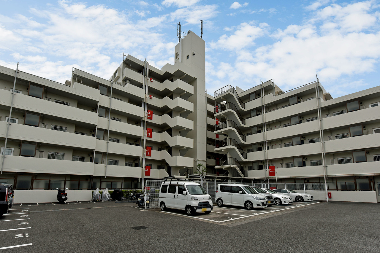 【駐車場】
敷地内に設けられた、平面駐車場の様子です。空き状況・利用料など、詳しくはお問い合わせください。