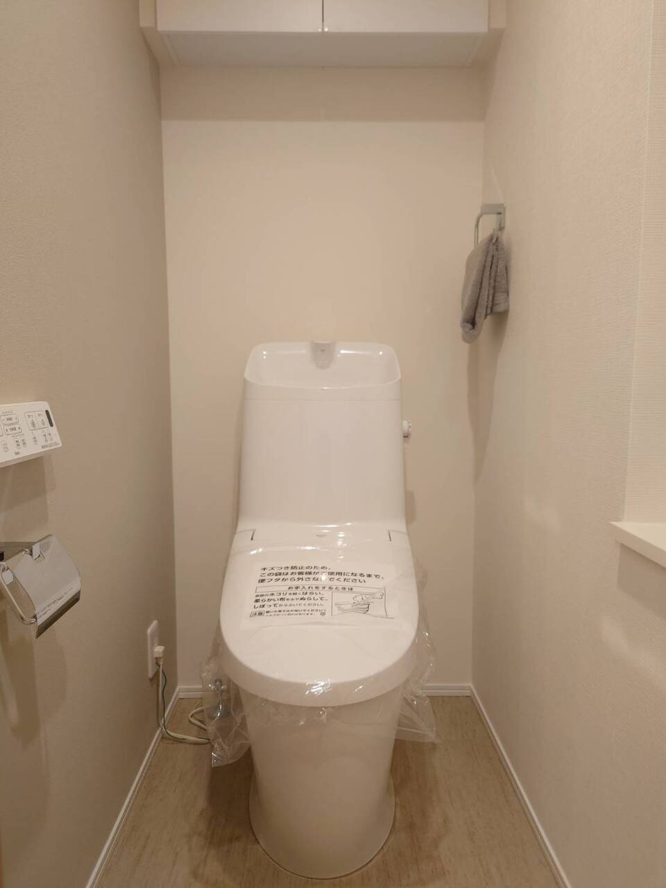 【トイレ】清潔に利用できる温水洗浄機能付きトイレが採用されています。手洗い一体型なので、使用後すぐに手を洗うことができ衛生的です。