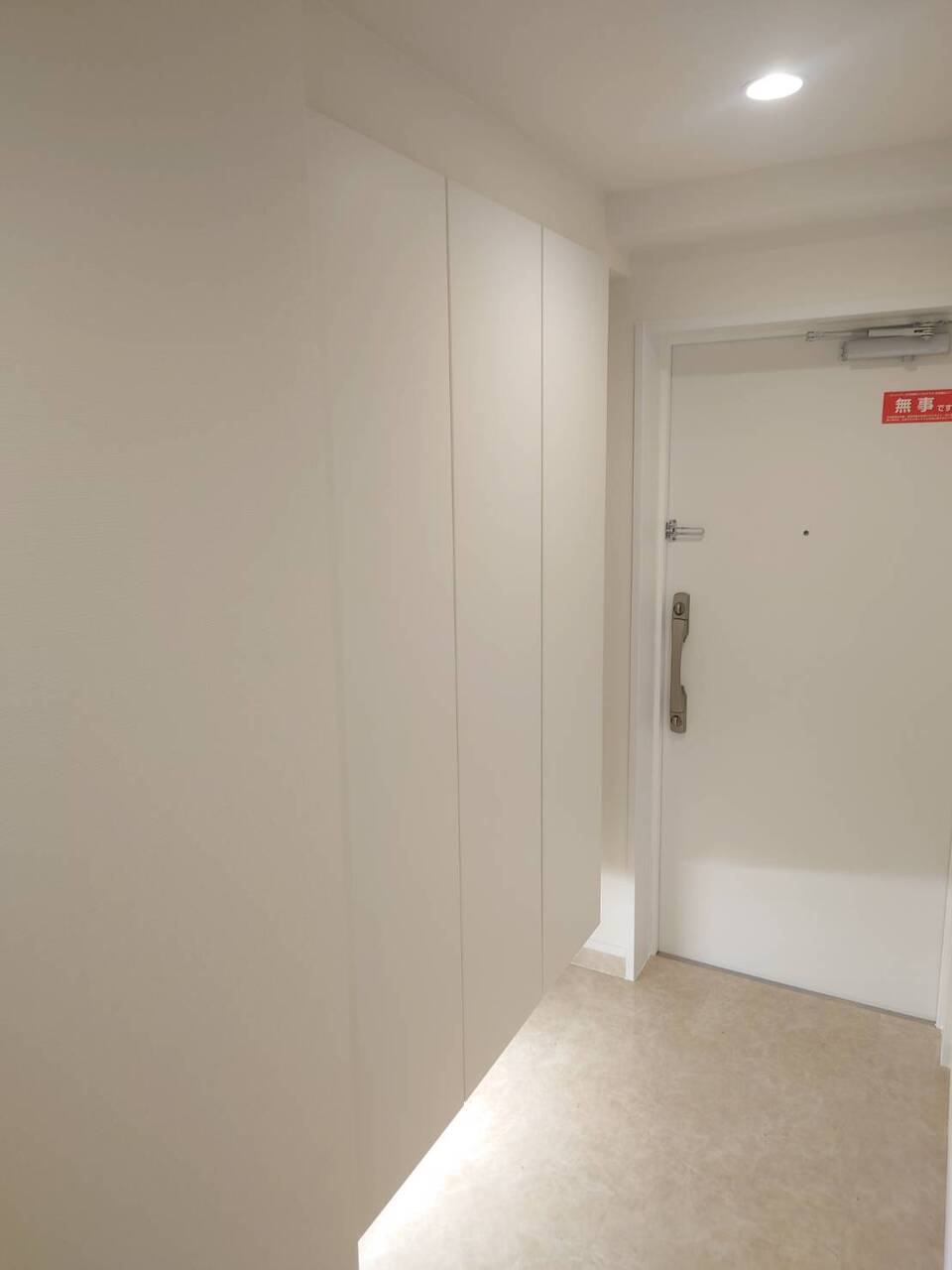 【収納/玄関】高さのあるシューズボックスが備わっており、たっぷりと収納できます。お出かけの際に必要なものもすぐ取り出すことができ便利です。