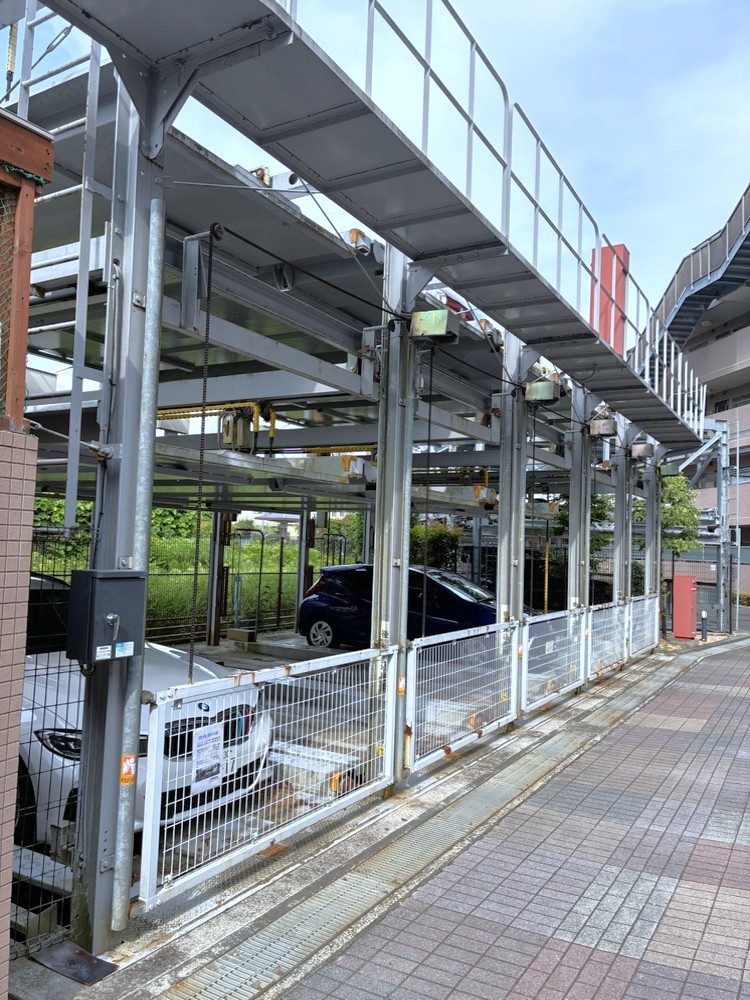 【駐車場】マンション敷地内に駐車場が設置されています。空き状況・料金など、詳細についてはお気軽にお問い合わせください。