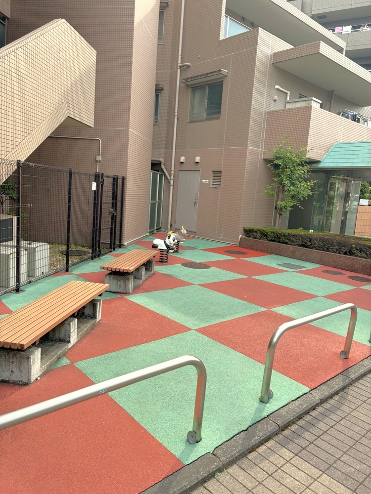 【共用部】小さなお子様が楽しめる遊具などが設置されています。ベンチもあるので、のびのびと遊ぶお子様の様子を見守ることができます。
