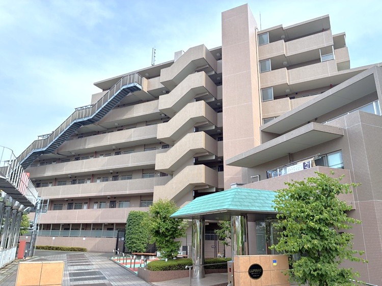 【現地外観】鉄筋コンクリート造7階建、総56戸のマンションです。小田急小田原線「鶴川」駅まで徒歩8分。新宿方面・小田原方面へアクセス可能で、毎日の通勤にも便利です。