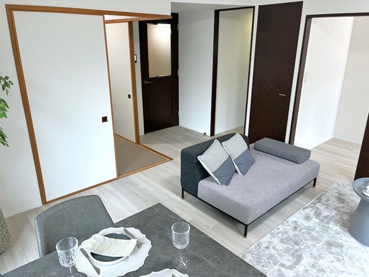 【LD/約10.5帖】約4.7帖の洋室と約6.0帖の和室が隣接しています。ご家族同士が顔を合わせる機会が増えて、コミュニケーションが深まります。