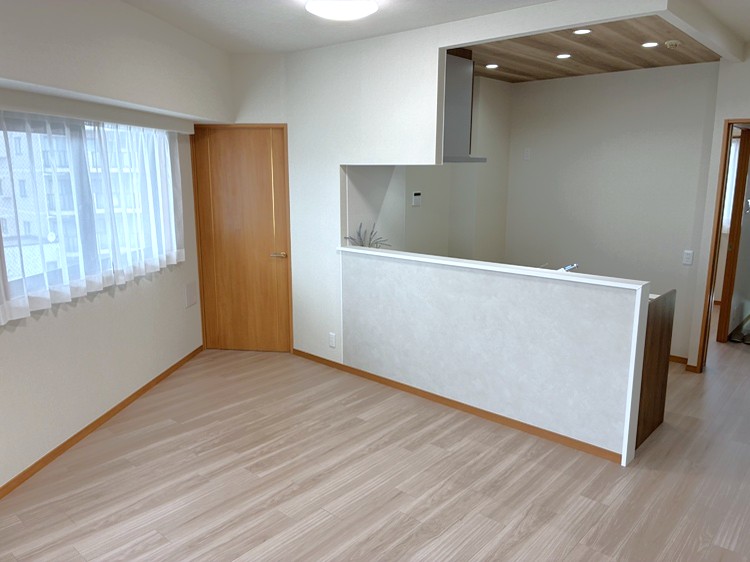 【LDK】広さ約12.6帖のLDKは、家族が自然と集まりやすい空間。隣接する和室や洋室とのつながりも感じられる間取りです。