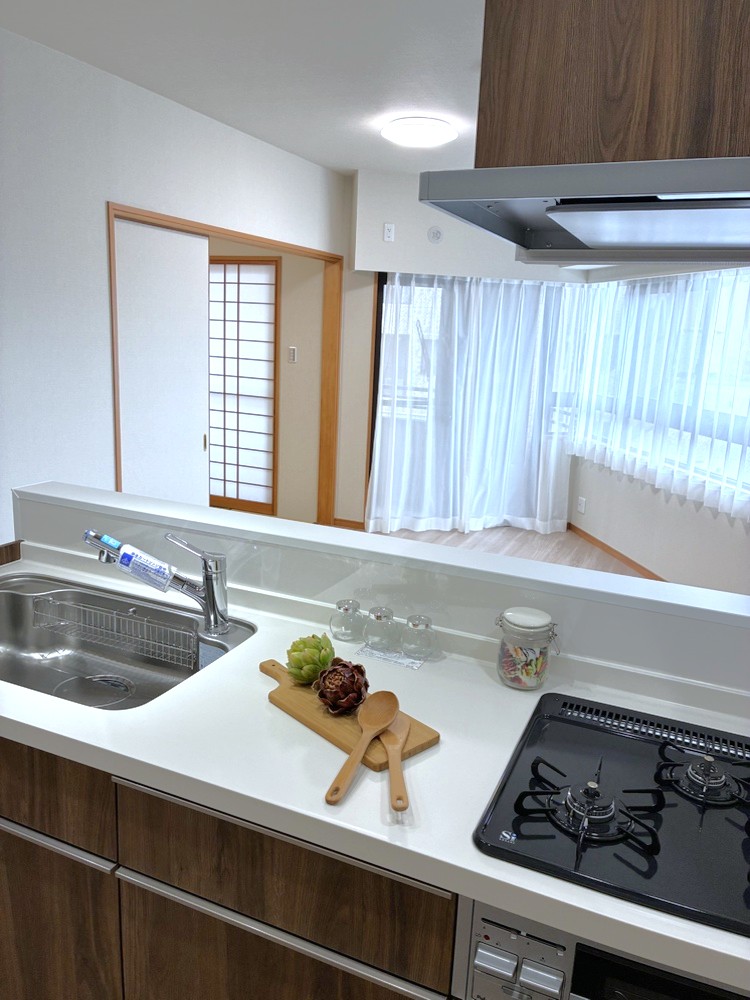 【キッチン】広々としたキッチンは、作業スペースが広く、食材を並べながら調理できるので、下ごしらえや盛り付けもスムーズです。シンク下には調理器具などを収納できるスペースが充実しています。