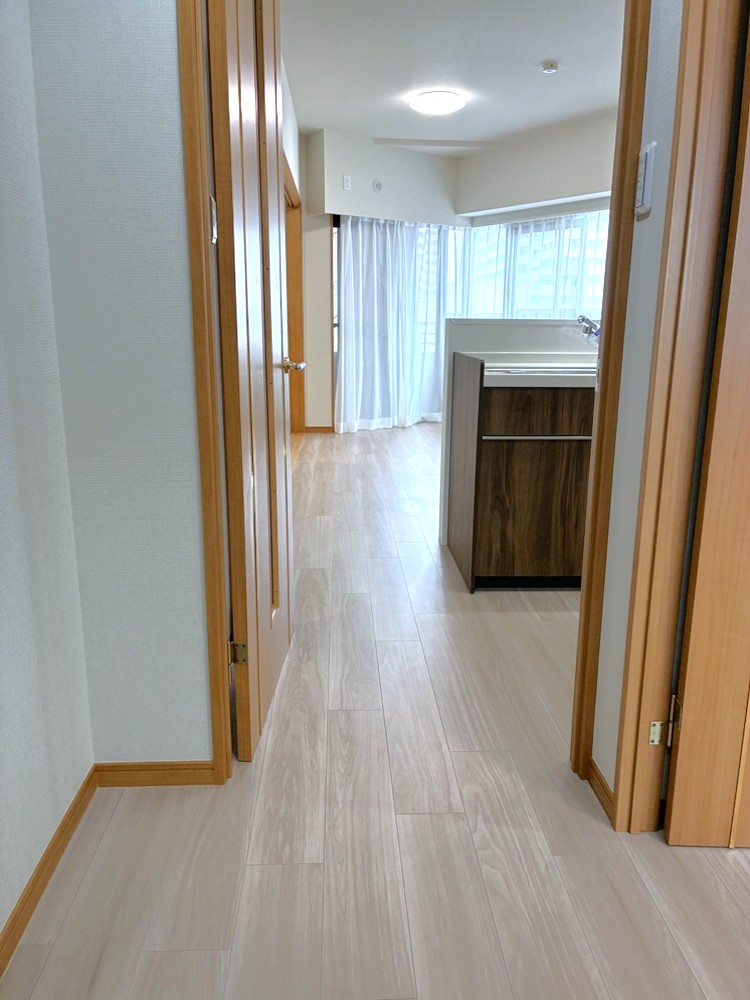 【廊下】廊下を通り抜けLDKに入ると、明るく開放感のある空間が広がります。玄関からキッチンが近いので、お買い物帰りの重い荷物の持ち運びの際もスムーズです。