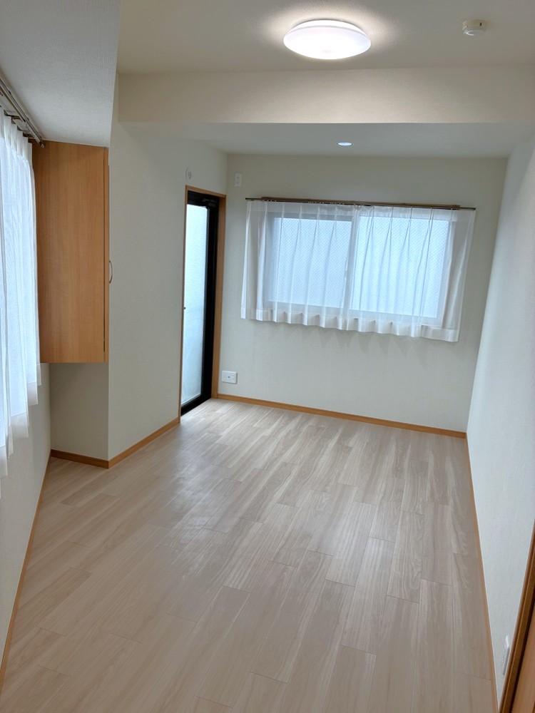 【洋室/約6.3帖】北側バルコニーに面した洋室は、3面採光で明るい空間です。洋室では最も広く、主寝室におすすめ。クローゼットが備えられています。