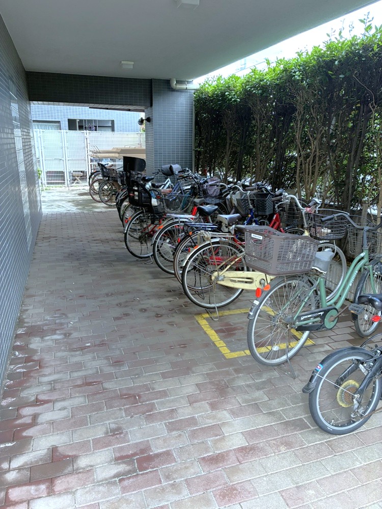 【駐輪場】マンション敷地内には自転車置き場が設けられています。屋根付きですので、雨風の影響を受けずに駐輪することができます。