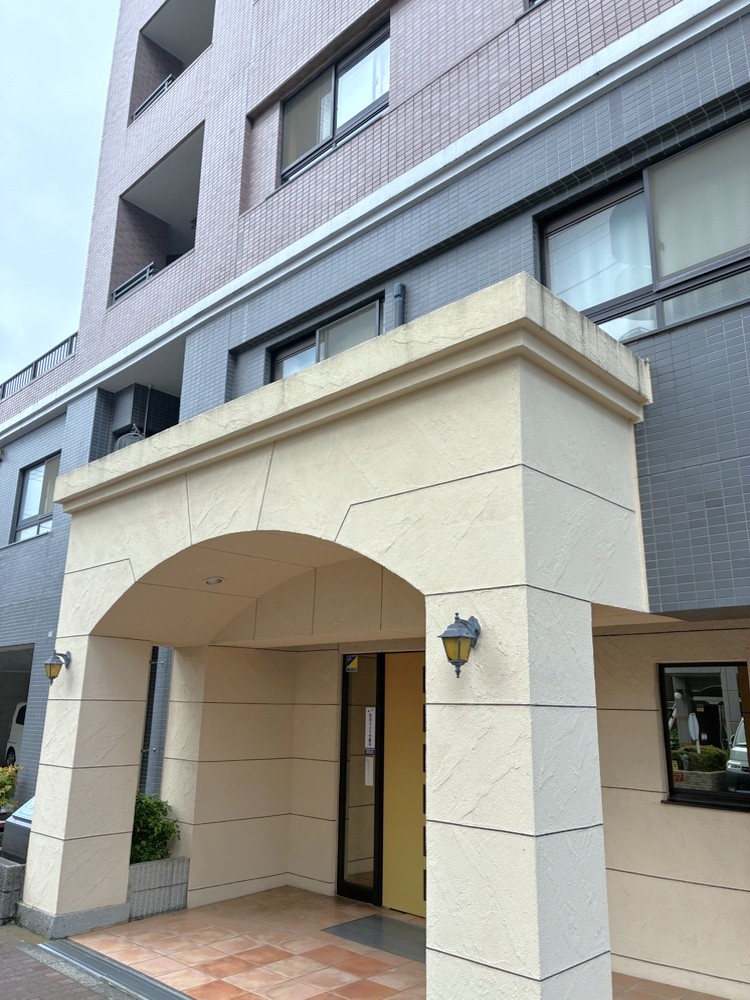 【エントランス】住民を迎え入れてくれるアプローチ。オートロックと防犯カメラが設置されており、セキュリティ面に配慮されたマンションです。