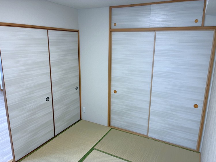 【和室/約6帖】リビングに面した和室は、お子様の遊びスペースや来客用など、多目的に使用できます。押し入れ付きで寝具や季節物の収納にも便利です。