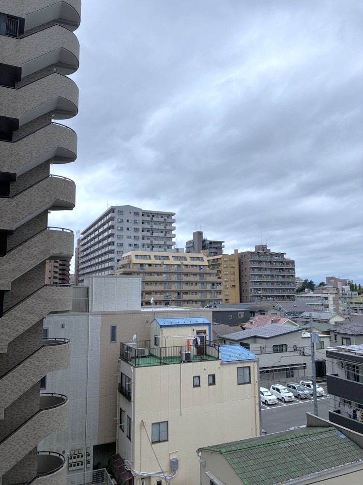 【眺望】周囲の建物と距離があり、眺望も良好です。天気の良い日には、広い青空を見渡す開放感を楽しむことができます。※眺望は将来に渡って保証するものではありません。