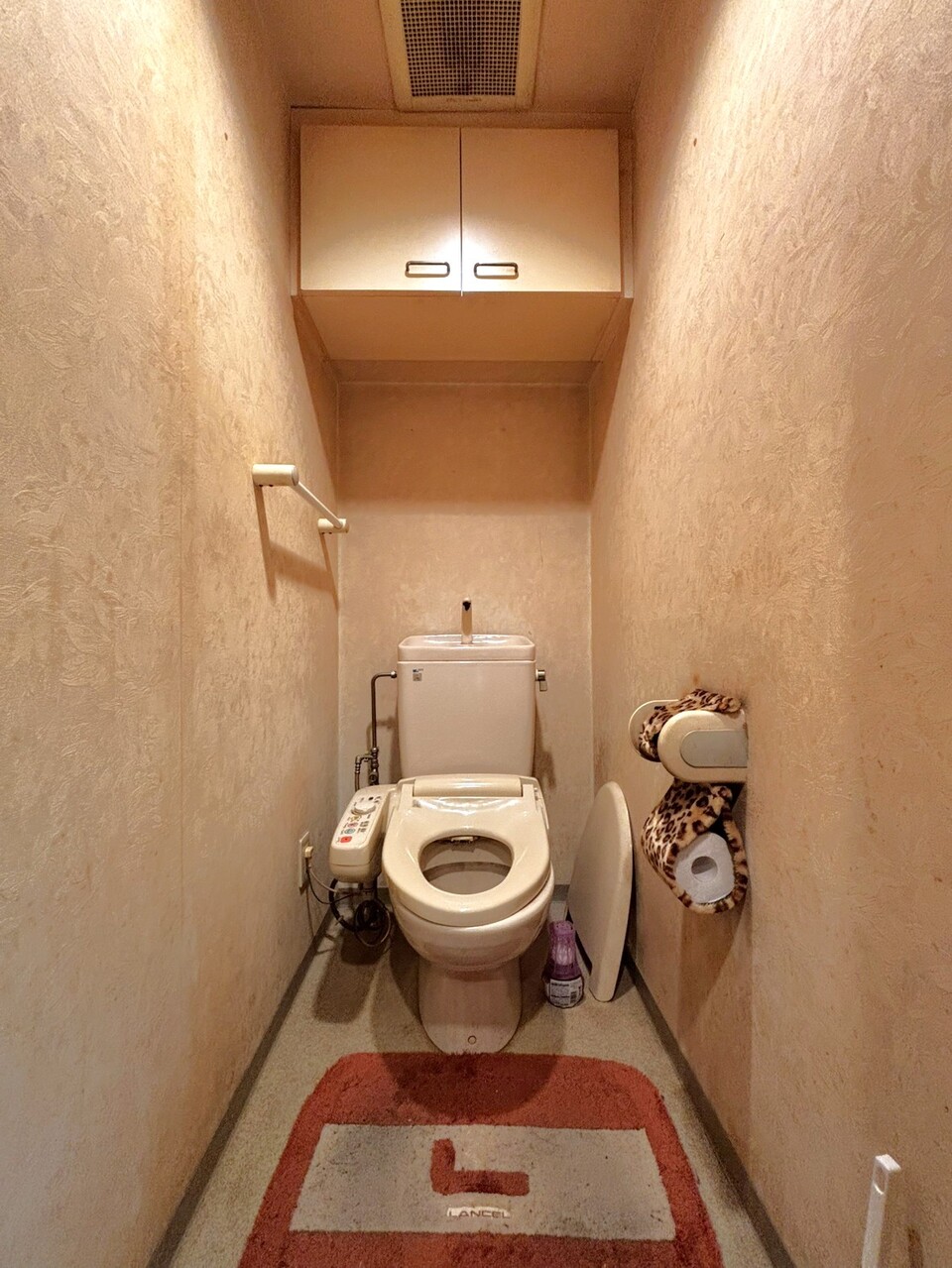 【トイレ】年中快適に利用できる、温水洗浄便座付きのトイレです。トイレットペーパーや洗剤がストックできる収納スペースが備わっています。
