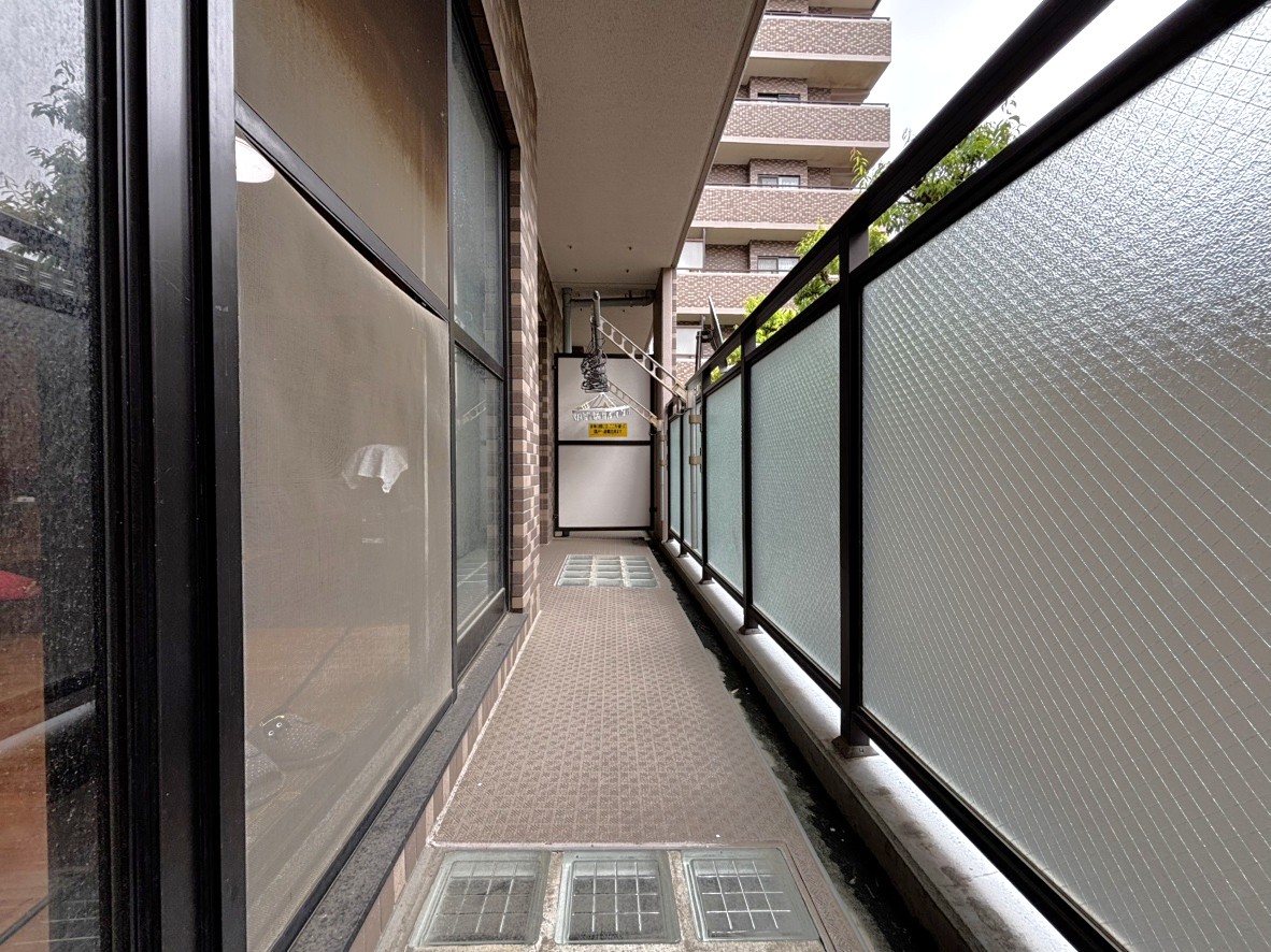 【バルコニー】物干し金物が備え付けられている、南向きの明るいバルコニー。屋根があるので、直射日光や雨の室内への入り込みが軽減されます。